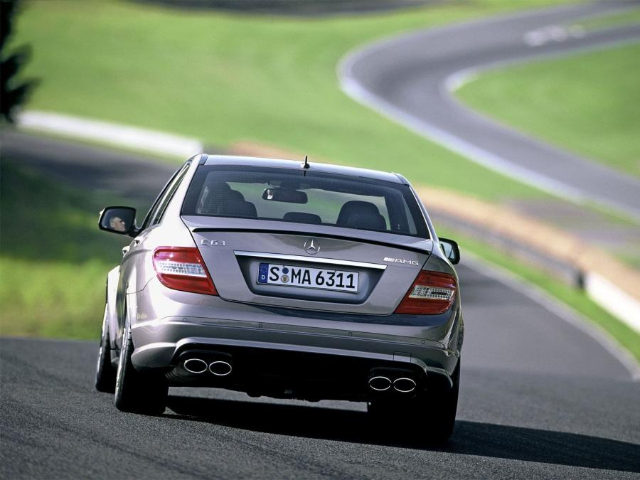 Mercedes-Benz C63 AMG 2007 года  (фото 17 из 27)